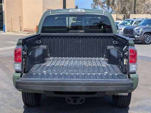 Used 2022 Toyota Tacoma TRD Sport w/ TRD Premium Sport Package AWD/4WD image 9