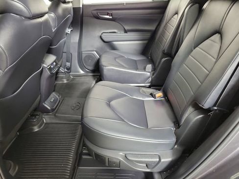 Used 2024 Toyota Highlander XLE image 12