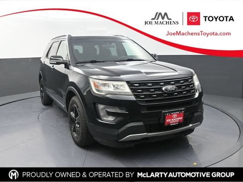 Used 2017 Ford Explorer XLT AWD/4WD image 1