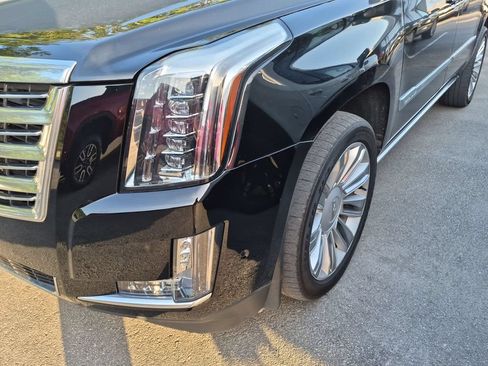 Used 2020 Cadillac Escalade ESV Platinum AWD/4WD image 2