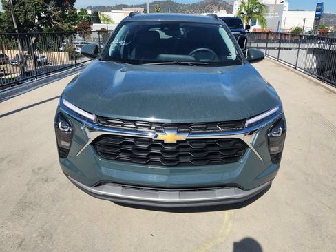 Used 2025 Chevrolet Trax LT FWD image 1