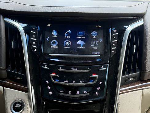 Used 2017 Cadillac Escalade Luxury AWD/4WD image 17
