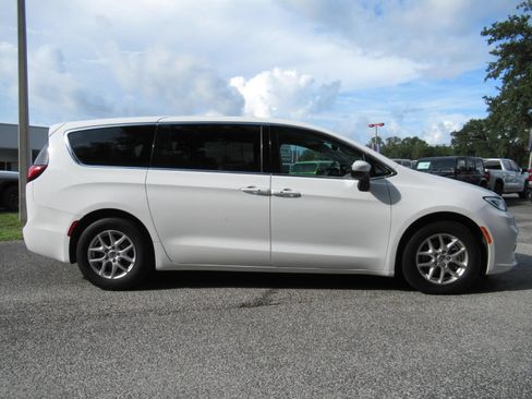 Certified 2023 Chrysler Pacifica Touring-L FWD image 2