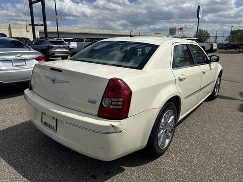 Used 2008 Chrysler 300 Touring RWD image 2