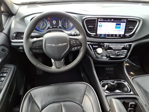 Used 2025 Chrysler Pacifica Limited FWD image 7