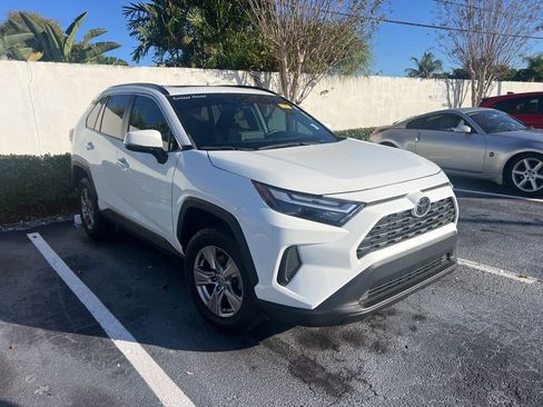 Used 2022 Toyota RAV4 XLE w/ Convenience Package image 2