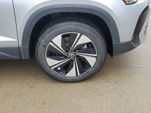 New 2026 Volkswagen Taos SE image 6