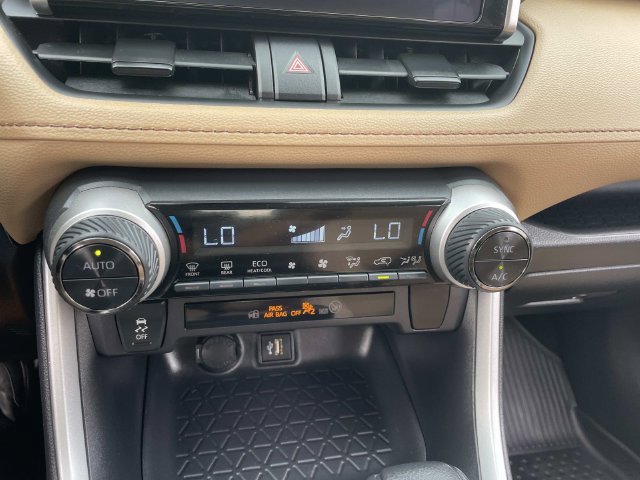 Used 2025 Toyota RAV4 LE AWD/4WD image 25