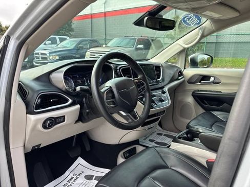 Used 2023 Chrysler Pacifica Touring-L FWD image 22