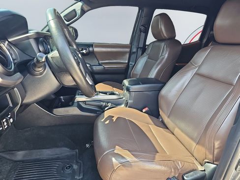 Used 2017 Toyota Tacoma Limited image 10