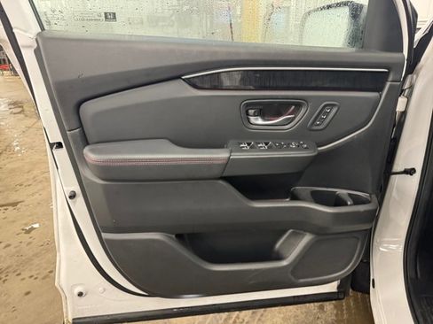 Used 2025 Honda Pilot Black Edition image 24
