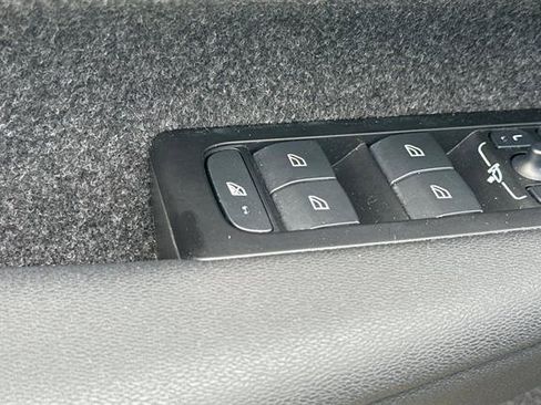 Used 2022 Volvo XC40 T5 Momentum image 11