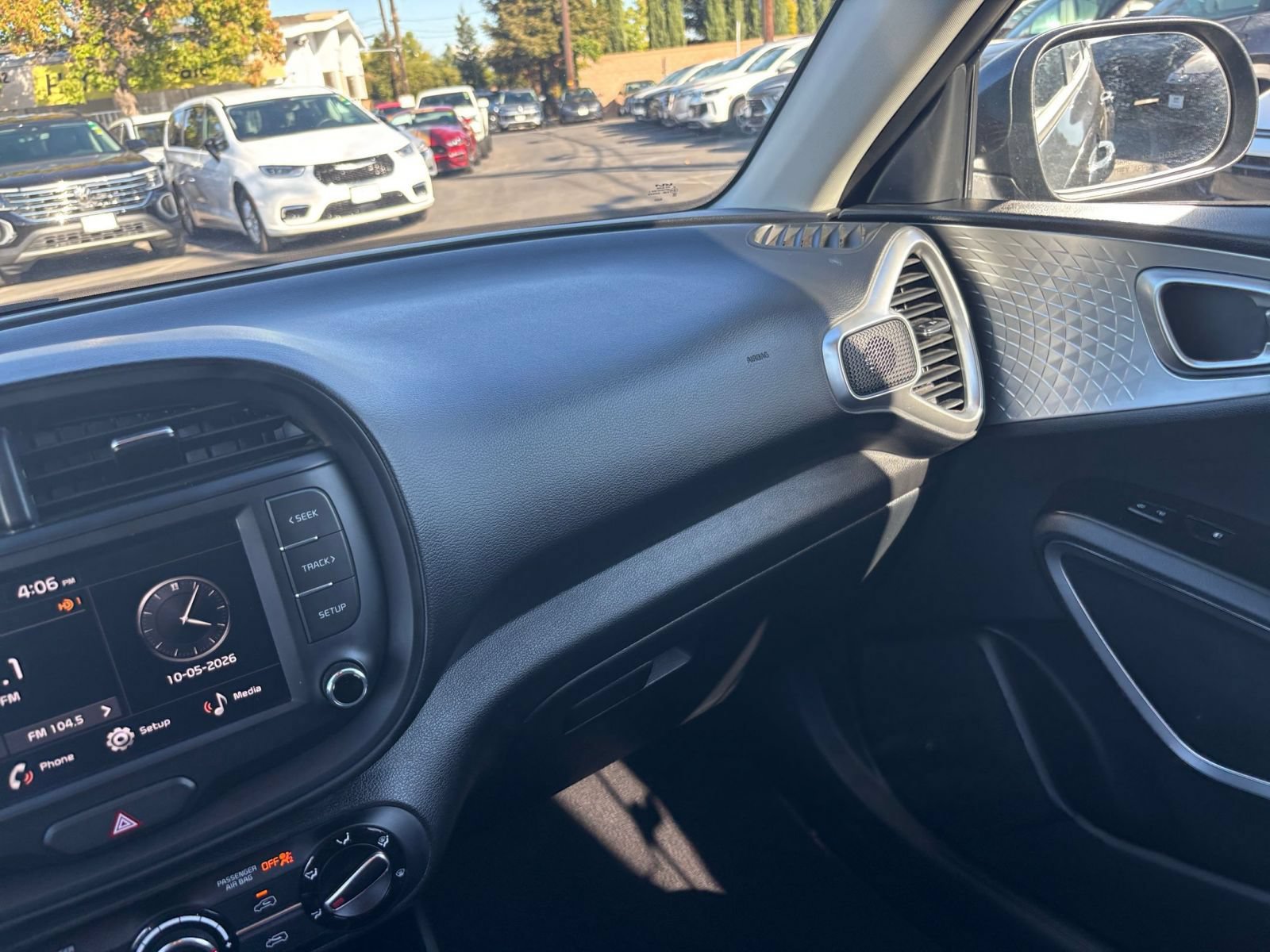Used 2025 Kia Soul LX w/ LX Technology Package FWD image 32