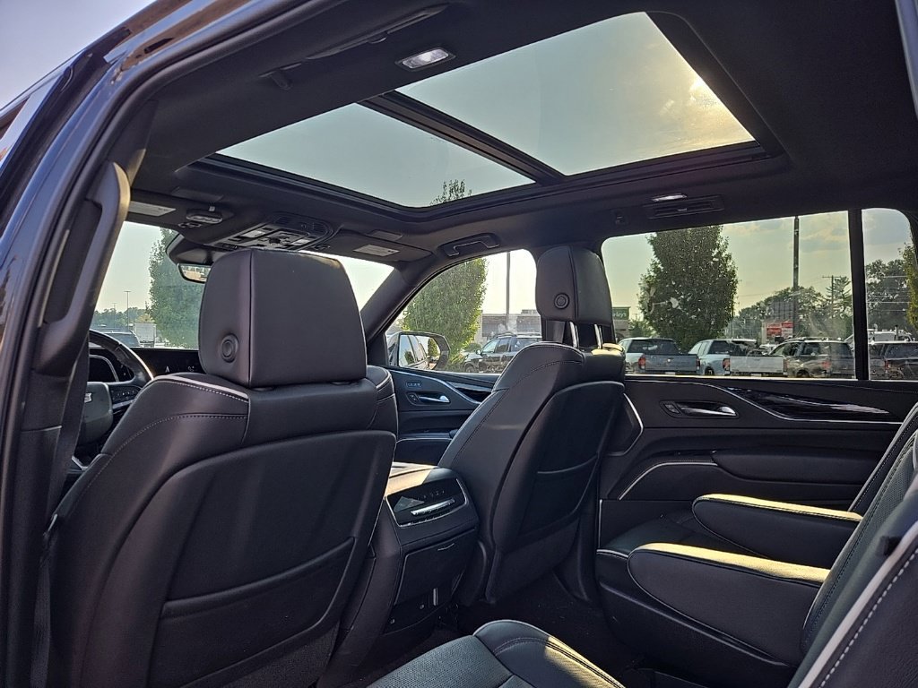Used 2023 Cadillac Escalade ESV Sport AWD/4WD image 17