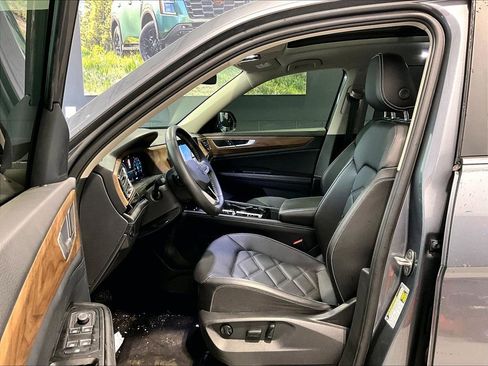 Used 2024 Volkswagen Atlas SE w/ Panoramic Sunroof Package image 7