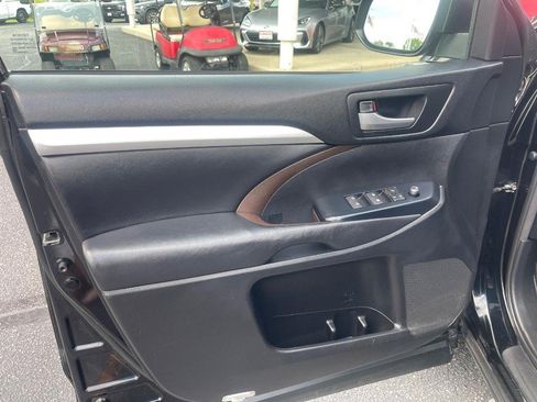 Used 2018 Toyota Highlander XLE AWD/4WD image 22