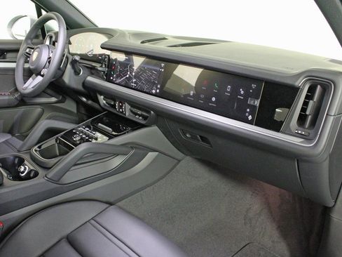 Certified 2025 Porsche Cayenne AWD/4WD image 37