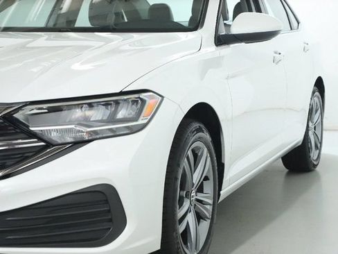Used 2024 Volkswagen Jetta SE w/ Panoramic Sunroof Package FWD image 4