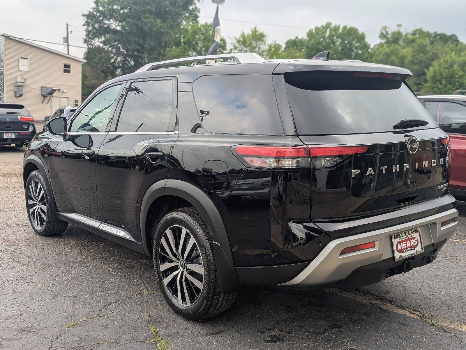 Used 2023 Nissan Pathfinder Platinum w/ Cargo Package AWD/4WD image 10