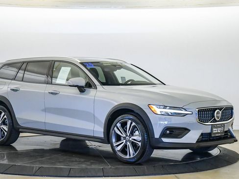 Certified 2025 Volvo V60 B5 Cross Country Plus AWD/4WD image 6