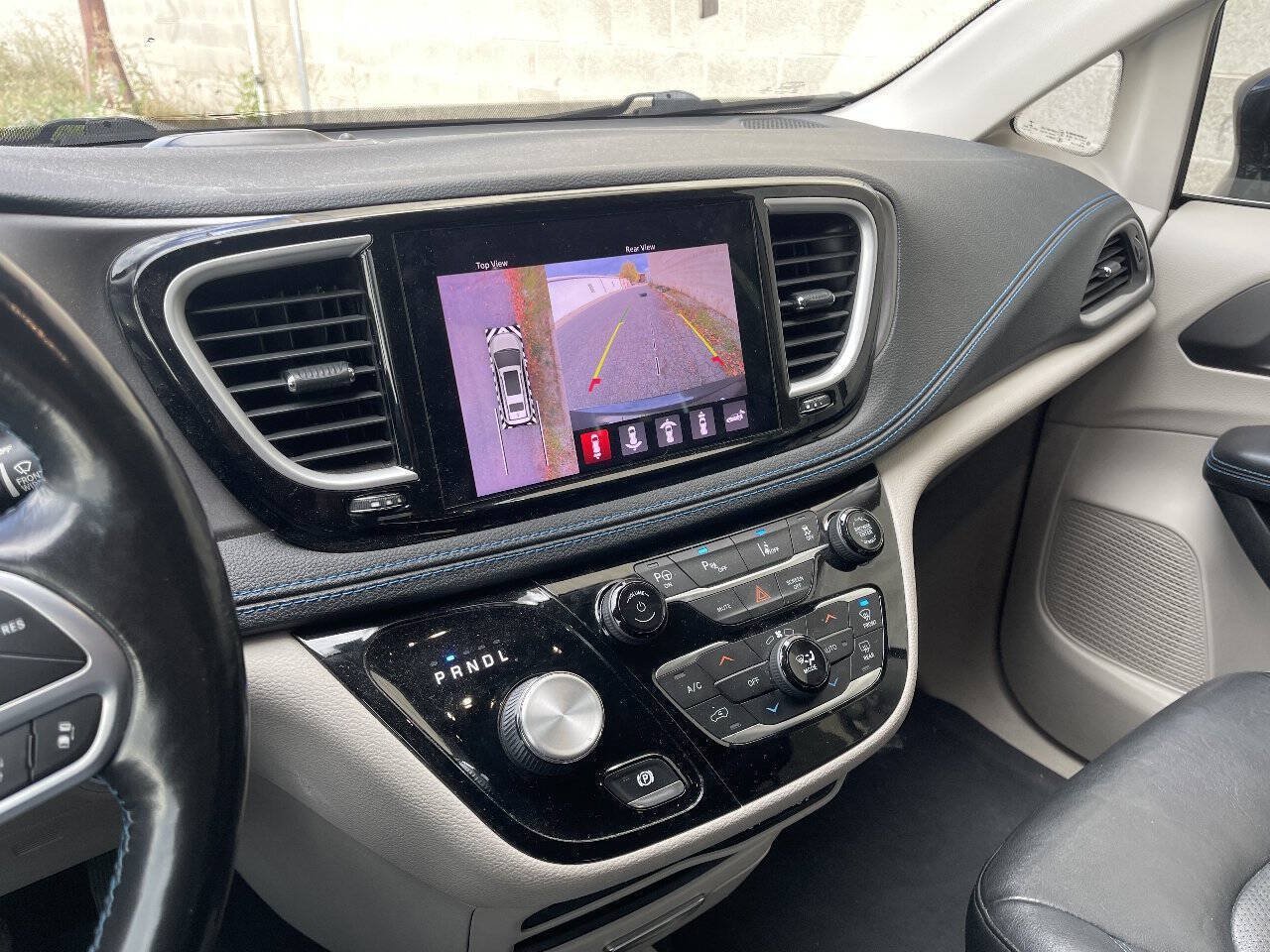 Used 2021 Chrysler Pacifica Touring-L FWD image 18