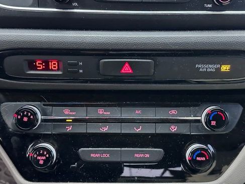 Used 2017 Kia Sedona L image 15