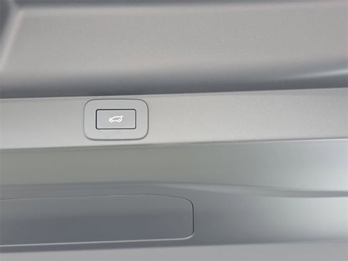 New 2025 Land Rover Range Rover SE image 13