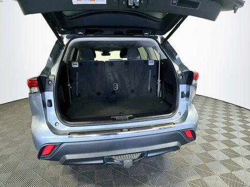Used 2023 Toyota Highlander XLE AWD/4WD image 25