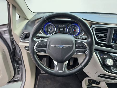 Used 2018 Chrysler Pacifica Touring-L FWD image 12