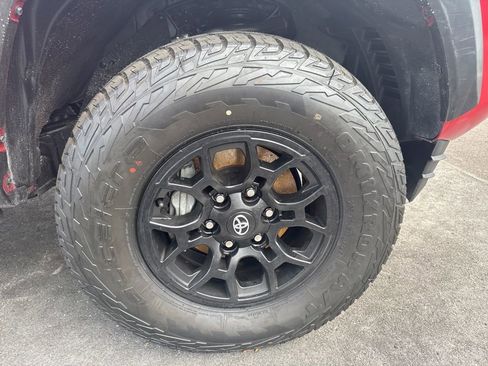 Used 2022 Toyota Tacoma SR5 w/ Technology Package image 8