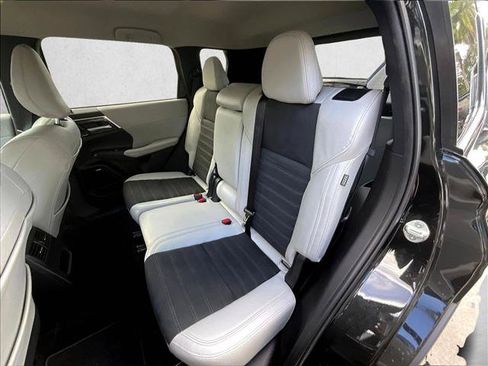Used 2025 Mitsubishi Outlander SE FWD image 21