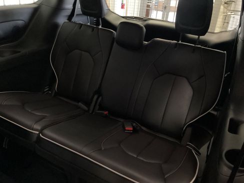 New 2026 Chrysler Pacifica Limited FWD image 35