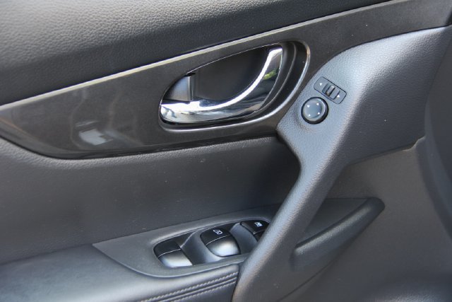 Used 2017 Nissan Rogue SV AWD/4WD image 17