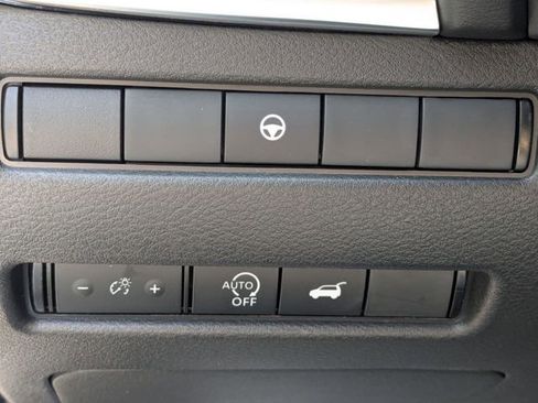 Used 2025 Nissan Rogue SV AWD/4WD image 16