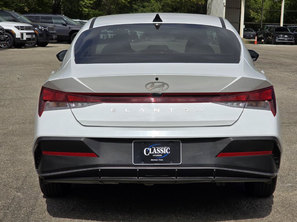 Used 2024 Hyundai Elantra SE FWD image 5