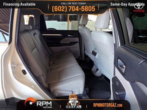 Used 2017 Toyota Highlander XLE w/ Carpet Mat Package FWD image 11