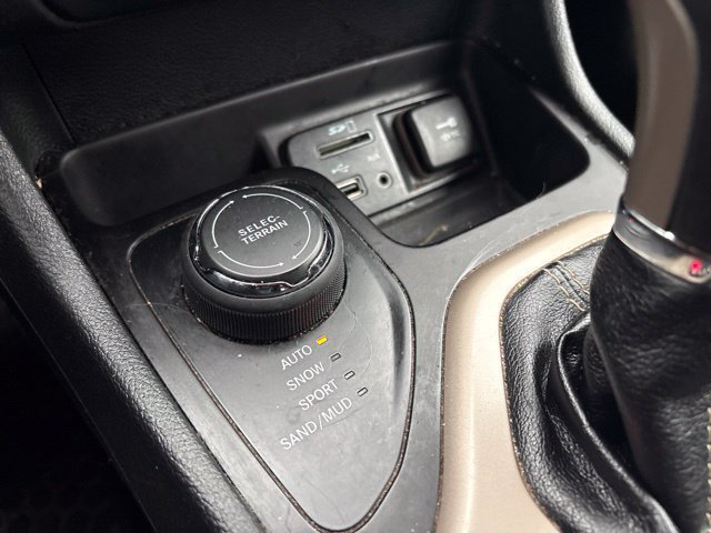 Used 2016 Jeep Cherokee Sport w/ Cold Weather Group AWD/4WD image 23