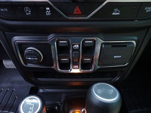 Used 2021 Jeep Wrangler Unlimited Sahara w/ LED Lighting Group AWD/4WD image 26