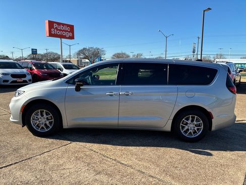 New 2026 Chrysler Pacifica Select FWD image 2