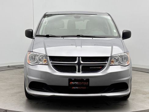 Used 2019 Dodge Grand Caravan SE w/ UConnect Hands-Free Group image 2