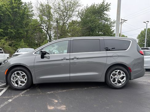 Used 2024 Chrysler Pacifica Limited FWD image 4