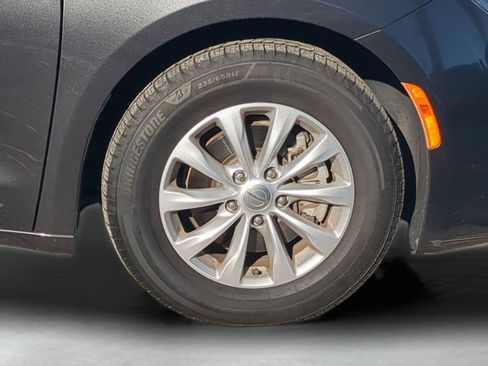 Used 2017 Chrysler Pacifica Touring-L image 10