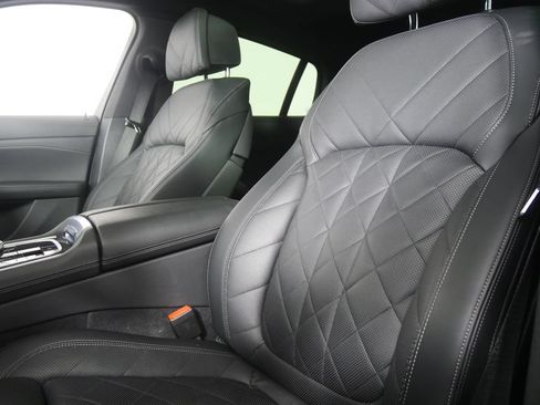 Used 2025 BMW X6 xDrive40i w/ Climate Comfort Package AWD/4WD image 9