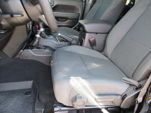 Used 2025 Jeep Wrangler Sport S image 15