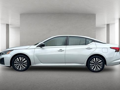 Used 2024 Nissan Altima 2.5 SV FWD image 7