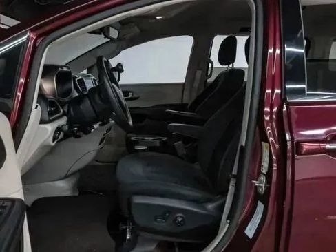 Used 2018 Chrysler Pacifica Touring Plus w/ Tire & Wheel Group FWD image 4