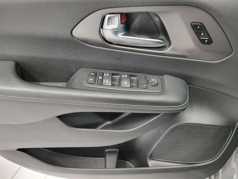 Used 2025 Chrysler Pacifica Select image 25