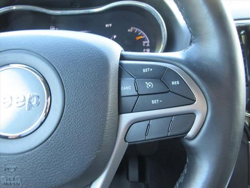 Used 2019 Jeep Grand Cherokee Laredo w/ Security & Convenience Group AWD/4WD image 22