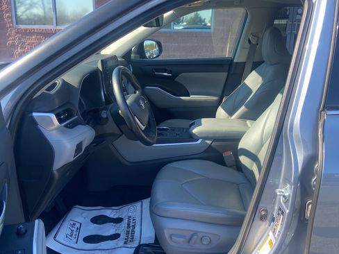 Used 2022 Toyota Highlander XLE image 11