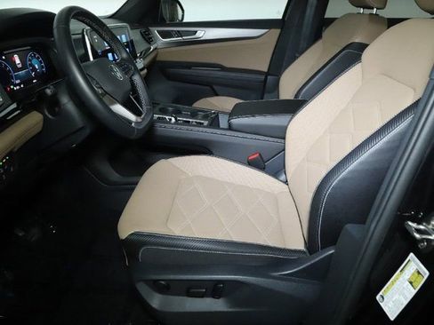 Used 2025 Volkswagen Atlas Cross Sport SE image 18